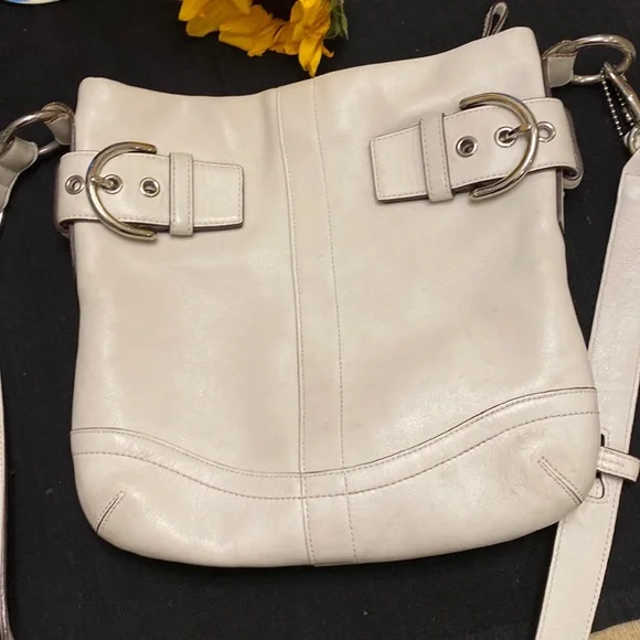 Coach crossbody bag in cream- silver hardware detail - Picture 2 of 8